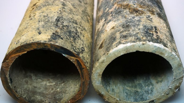 Altleitungen aus Stahl (links) oder Asbestzement (rechts).