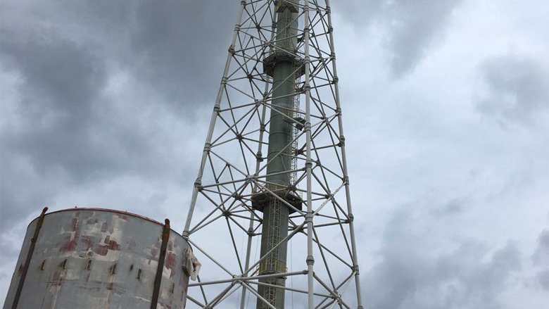 Der 140 Meter hohe Rauchgaskamin